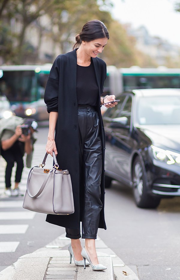 Leila Yavari veste look formal, mas estiloso, com blusa preta, blazer longo, calça de couro cropped, scarpin e bolsa fendi