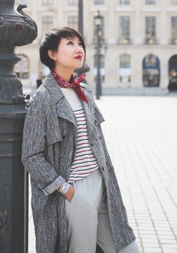 Street style look com blusa listrada, bandana e casaco cinza.