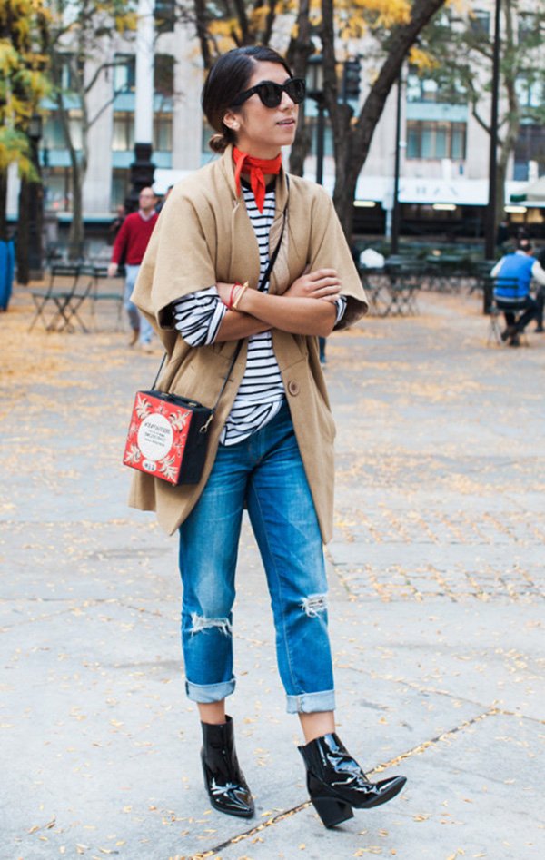 Street style look com blusa listrada, bandana e botas em verniz.