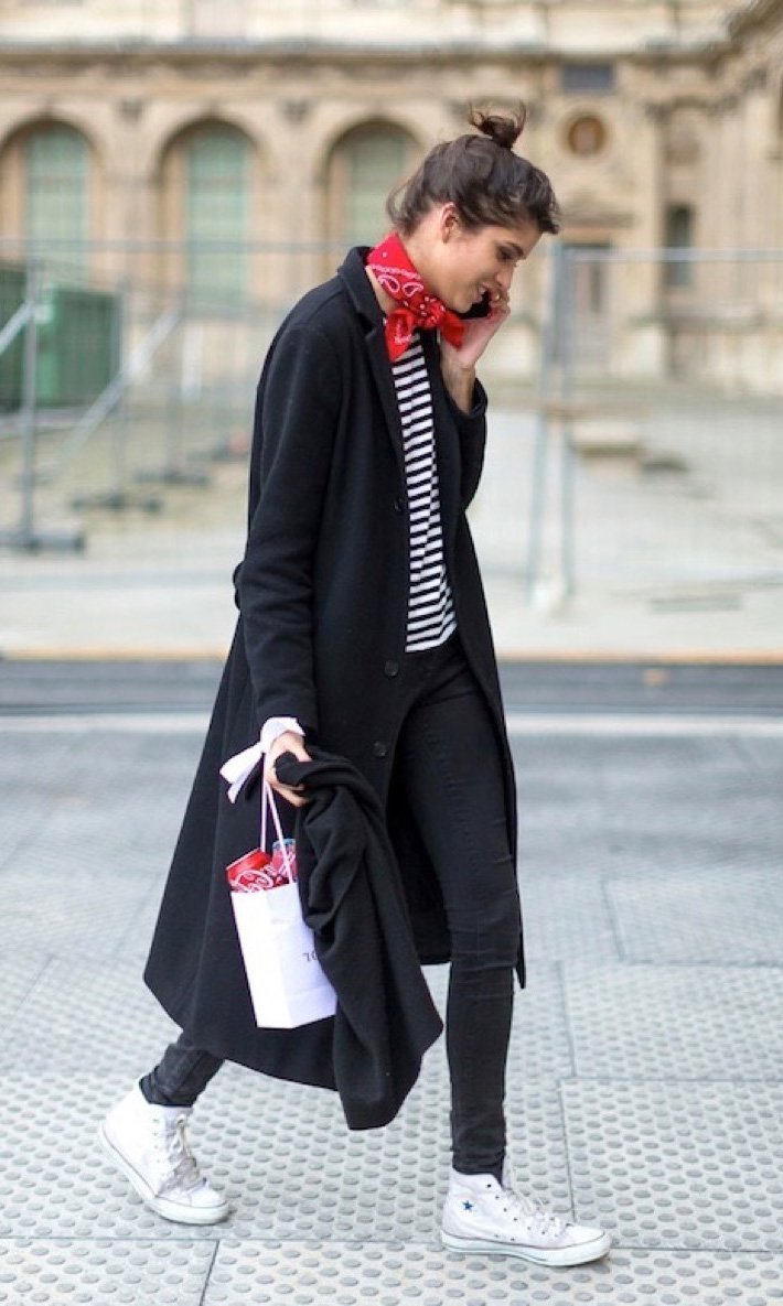 Street style look com blusa listrada, bandana e maxi casaco.