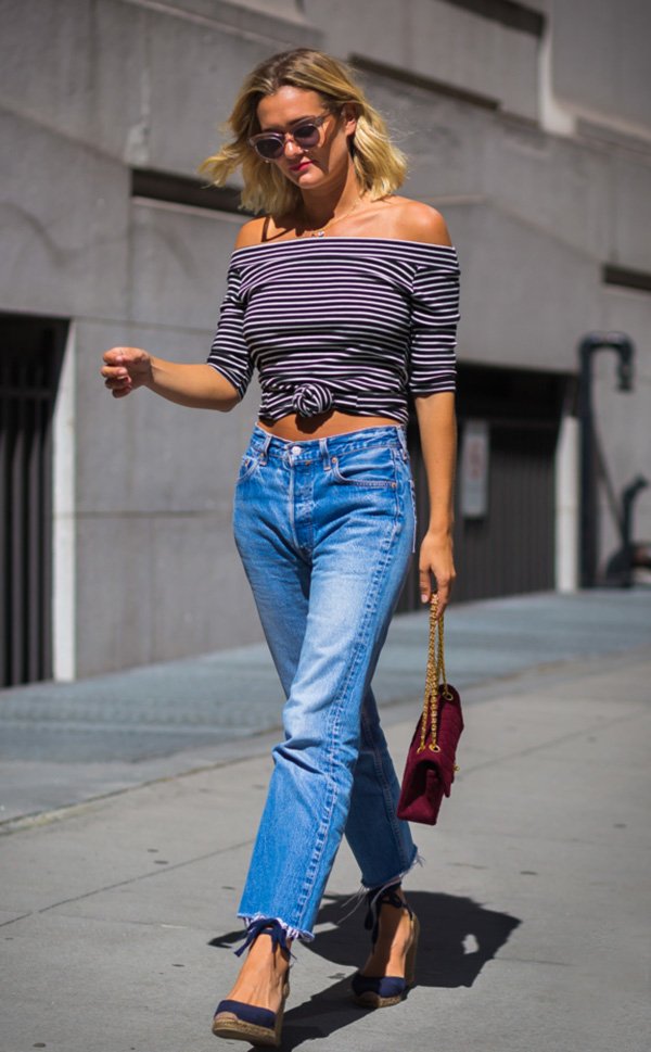 Street style look com blusa listrada, calça jeans e espadrille.
