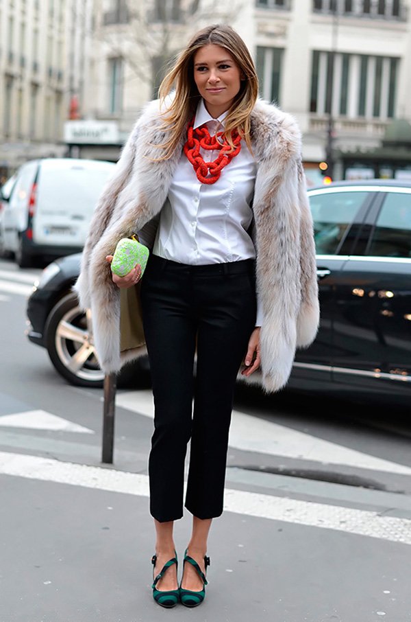 Street style look camisa branca, maxi colar vermelho, calça alfaiataria, sapato verde e casaco fluffy.