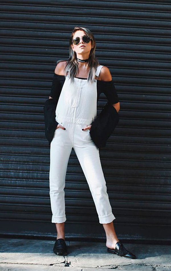Street style look com macacão jeans branco, blusa cigana e sapato preto.