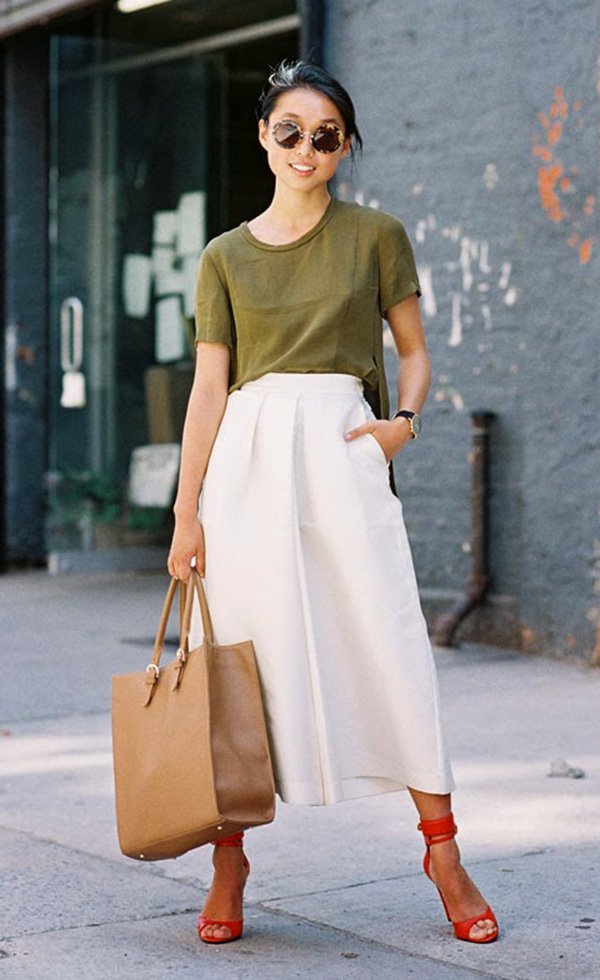 Street style look com blusa verde, calça culotte branca e sandália vermelha.