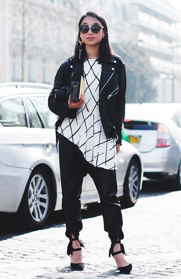 Street style look com blusa xadrez preta e branca, calça jogging e sapato amarrações.