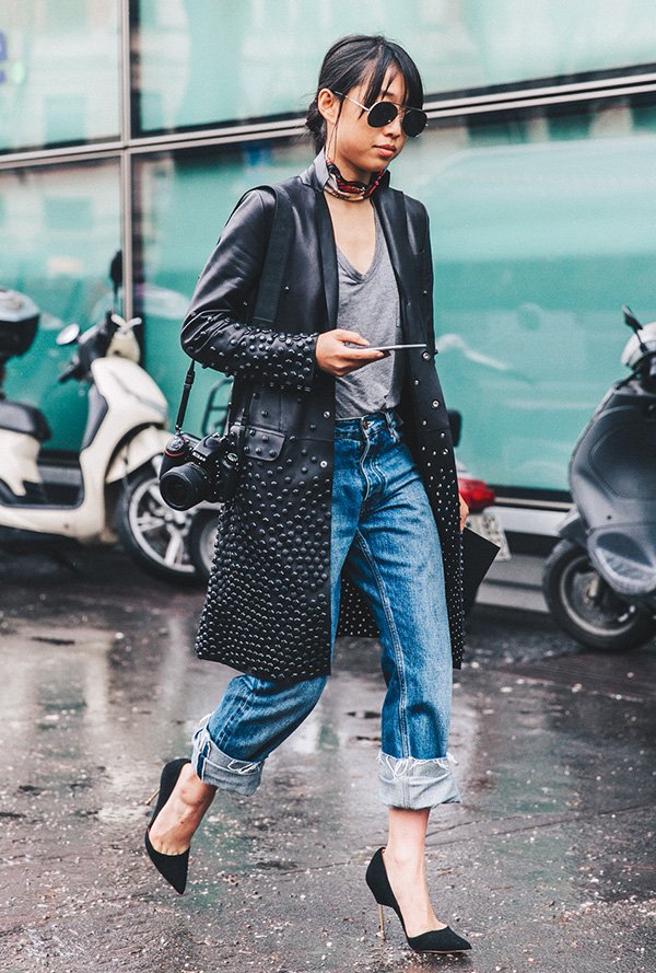 Street style look com casaco couro preto, calça jeans, tshirt e scarpin.