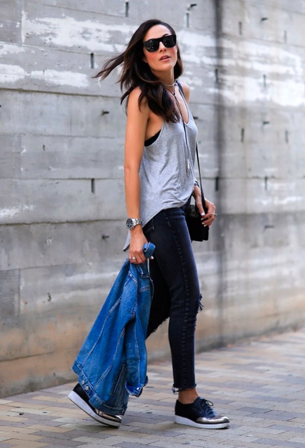 Street style look regata cinza, calça jeans e tênis preto.