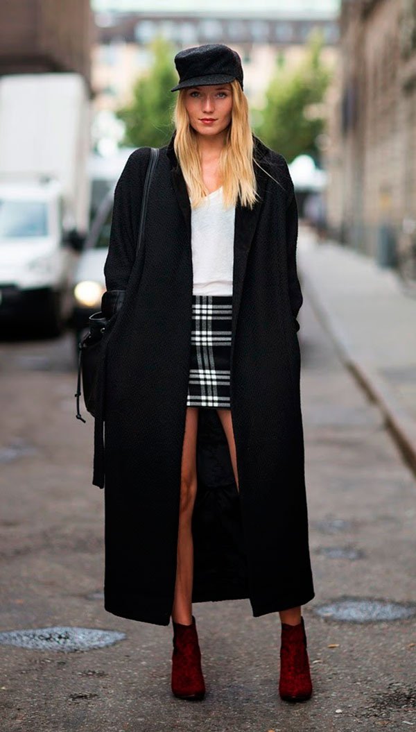 Street style look com saia xadrez e maxi casaco.
