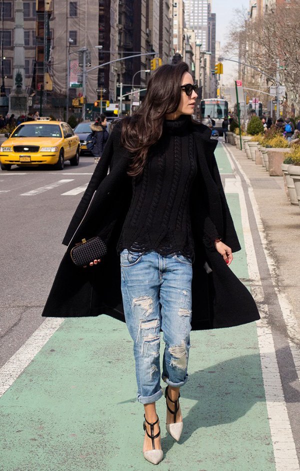 Street style look com sueter preto, casaco, calça destroyed jeans e scarpin nude.