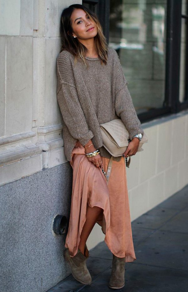 Street style look suéter com vestido longo e botas.