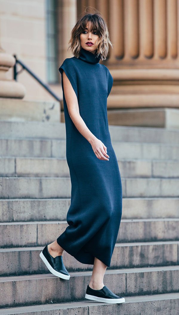 Street style look com vestido azul e slip on preto.