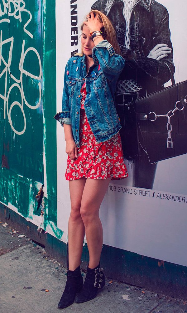 Street style look com vestido floral, jaqueta jeans e bota.