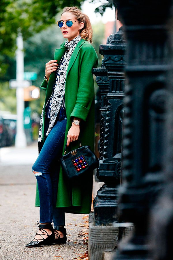 Olivia Palermo usa blazer verde com calça jeans e sapatilha de bico fino preta