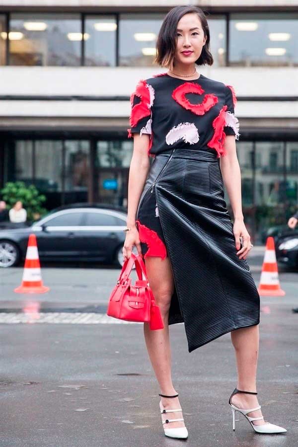 Foto de street style com sobreposição de vestido com saia envelope preta de couro