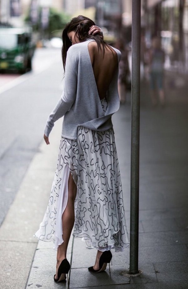 Foto de street style de look com saia midi, blusa com decote nas costas e salto
