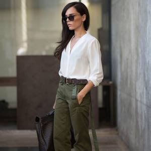 calça verde com blusa branca
