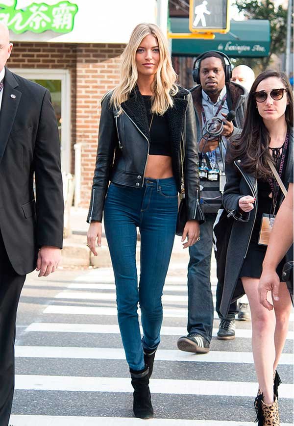 Martha Hunt usa jeans skinny de cintura alta com cropped top