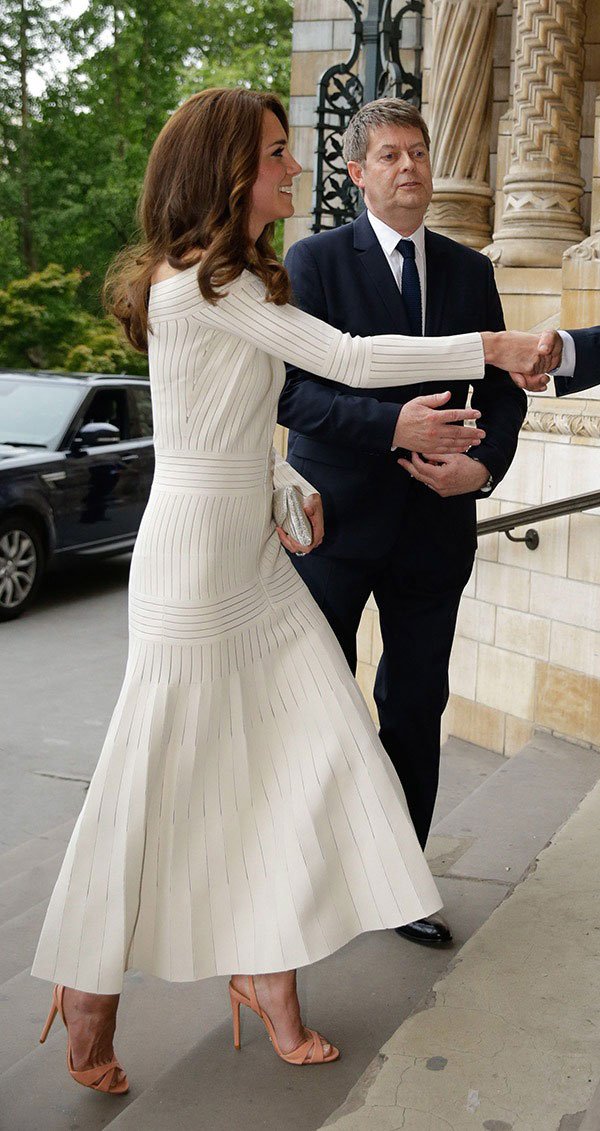 Kate Middleton usa vestido midi com sandália nude Schutz