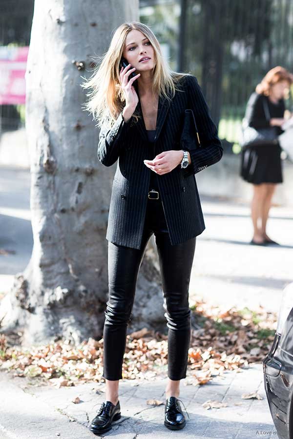 Look total black com blazer, calça skinny e oxford preto