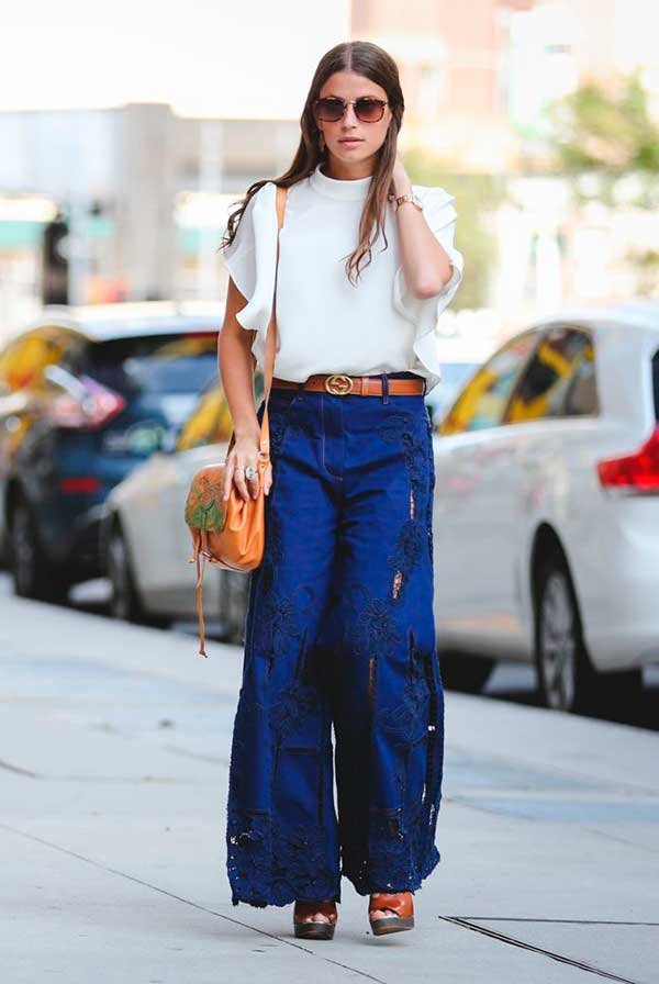 Foto de street style com blusa off white e calça maxi pantalona jeans