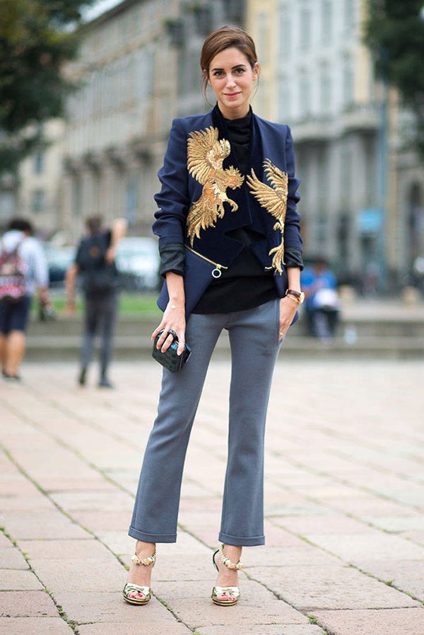 Gala Gonzalez usa blazer estampado azul marinho com calça cropped flare cinza