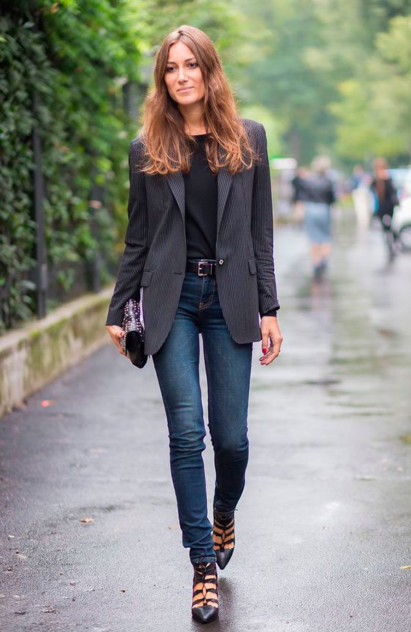 Georgia Tordini usa look clássico com blazer de risca de giz e calça skinny azul