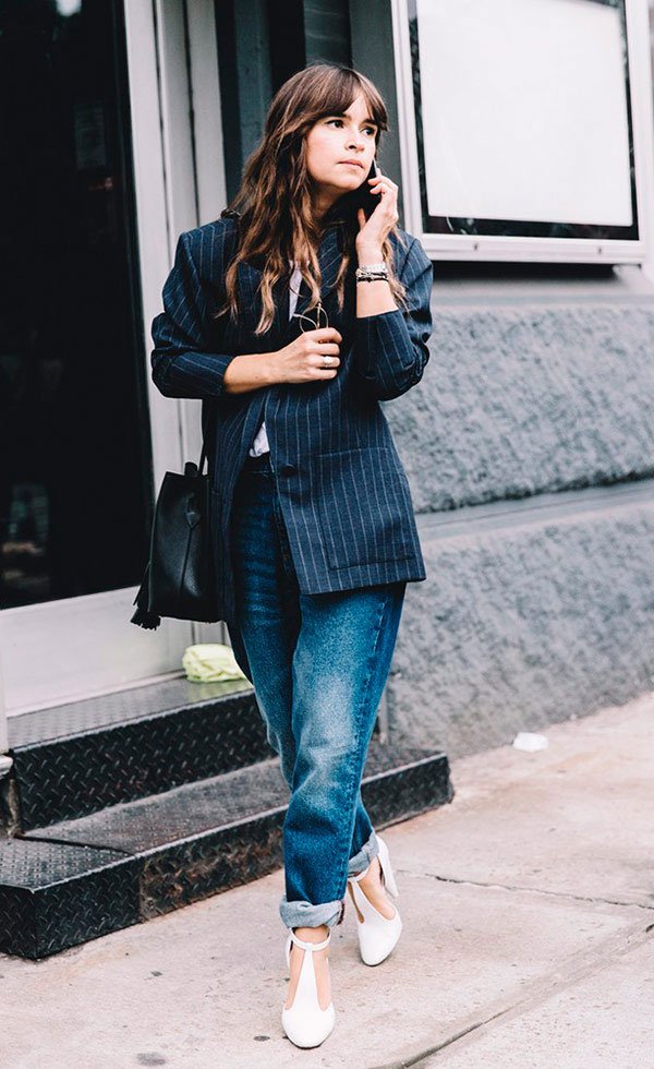 Street style look com blazer oversized e calça dobrada.