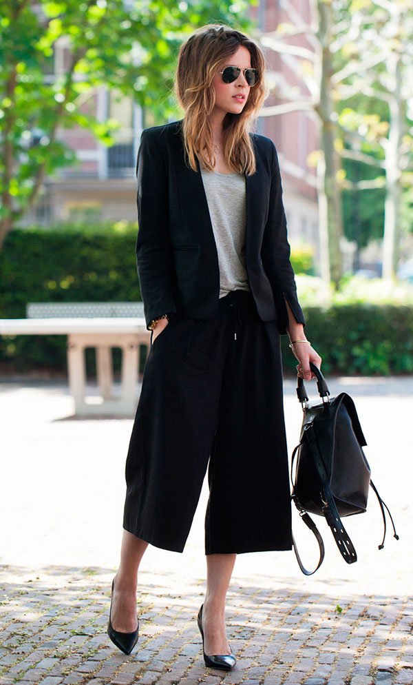 Street style look com calca cropped, blazer preto e tshirt.