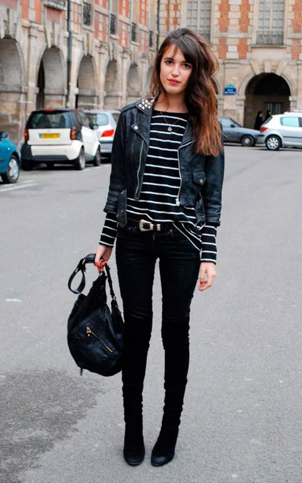 Street style look com blusa listrada e calça preta.