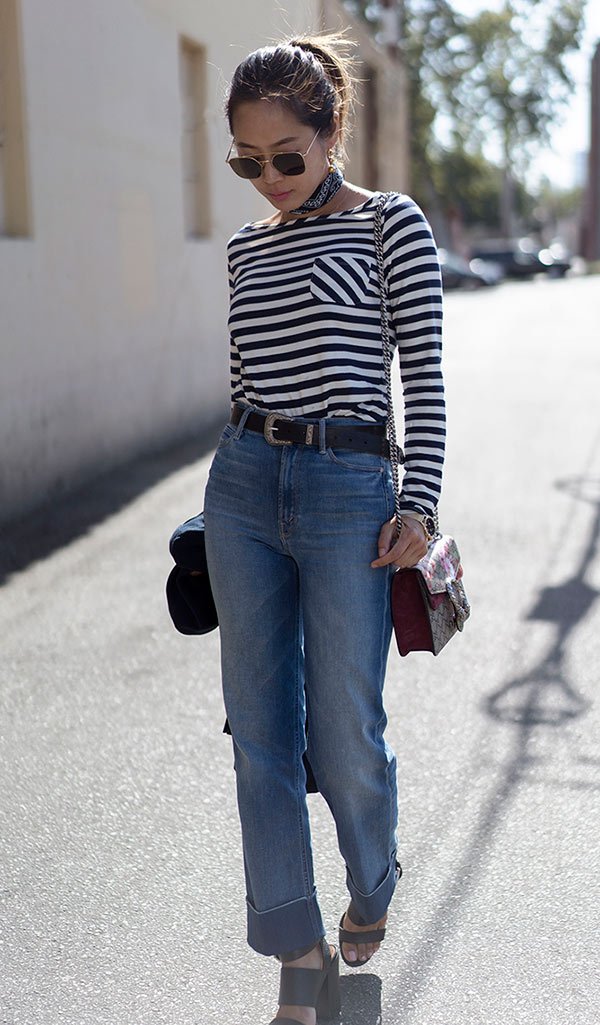 street style look com blusa listrada e calça jeans