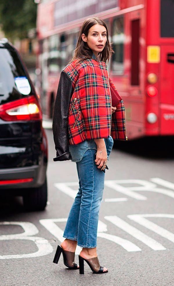 Street style look bomber xadrez, calça jeans e mule.