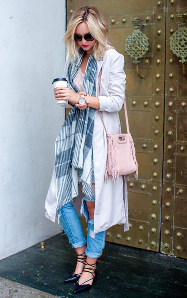 Street style look com maxi casaco cinza, calça jeans e cachecol.