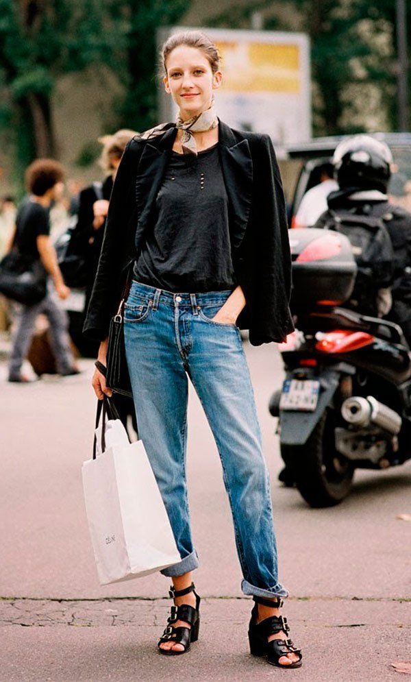 Street style look com blazer preto, calça jeans e tshirt.