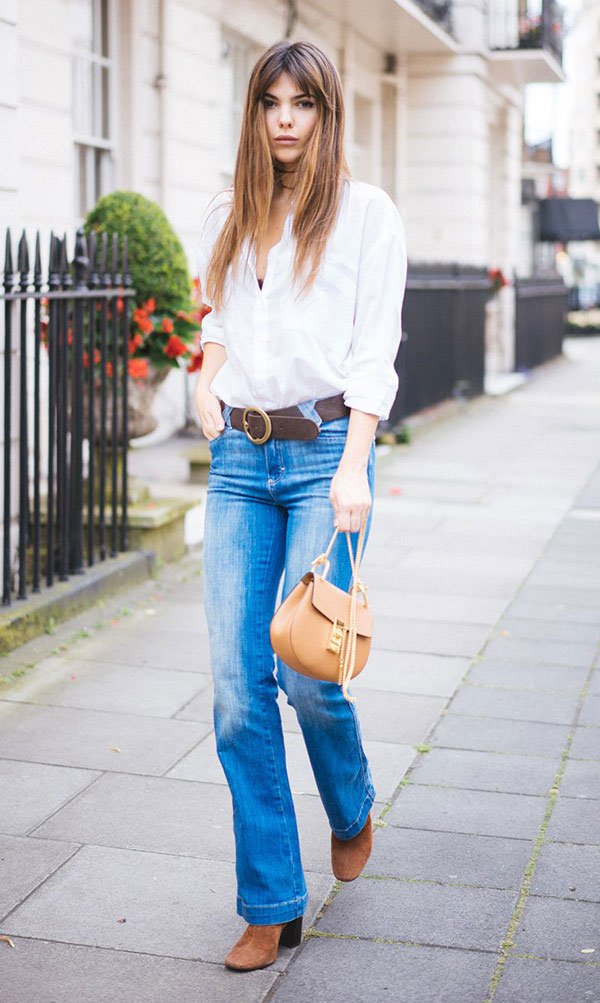 Street style look com camisa branca e calça jeans.
