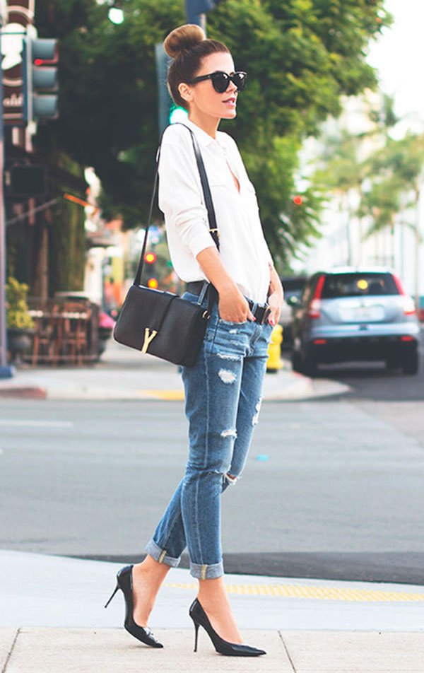 Street style look com camisa branca, calça jeans e scarpin.