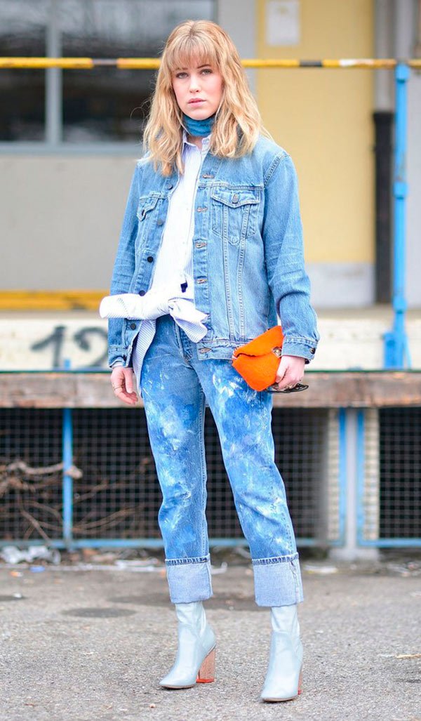 Street style look com jaqueta jeans , calça jeans e bota prata.