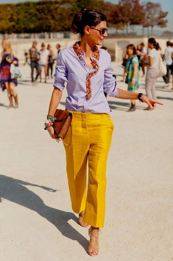 Street style look com camisa e calca amarela cropped.
