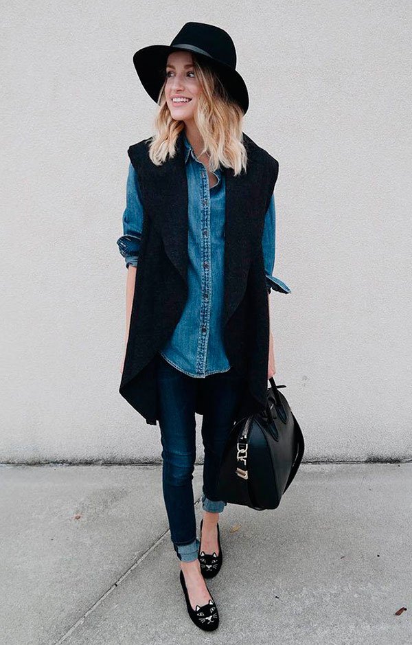 Street style com maxi colete preto, camisa jeans.