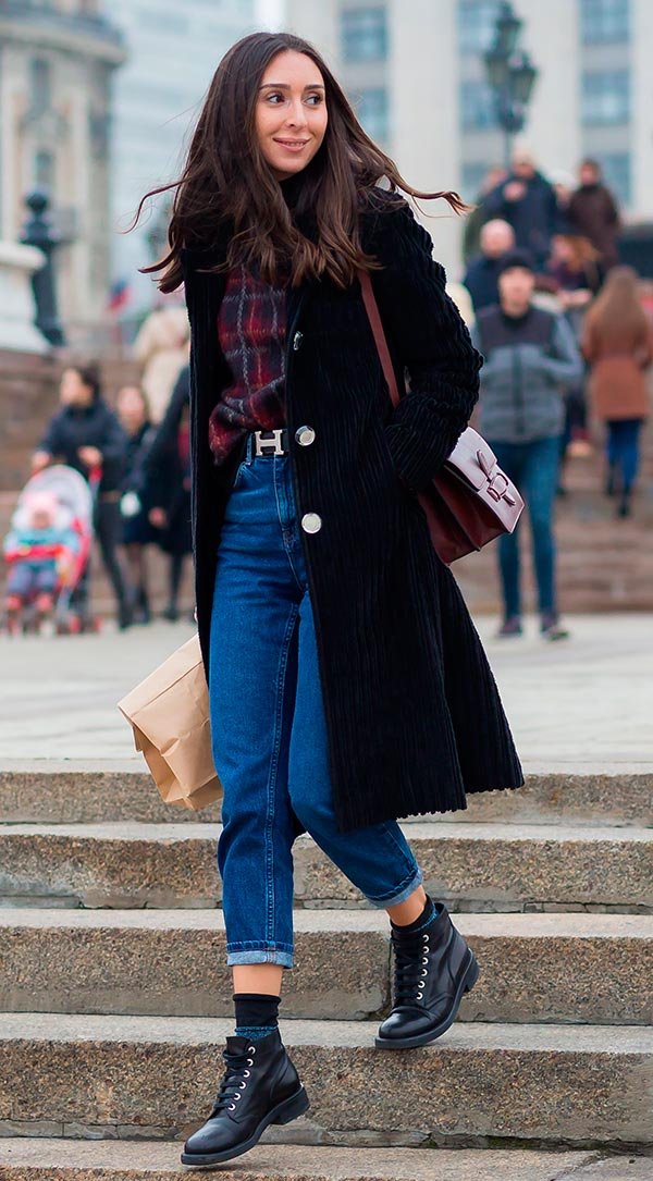 Street style look camisa zadrez, calça jeans e maxi casaco preto.