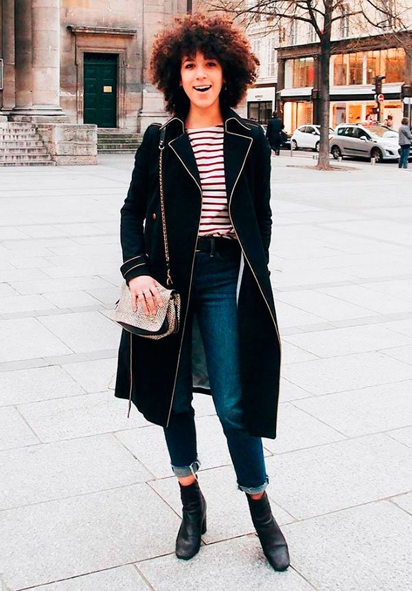 Street style look blusa listrada, maxi casaco, jeans e botas.