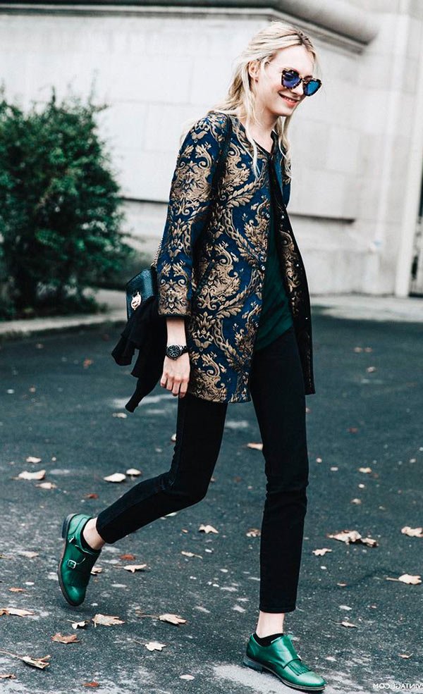Street style look casaco estampado, calça jeans e sapatilha.