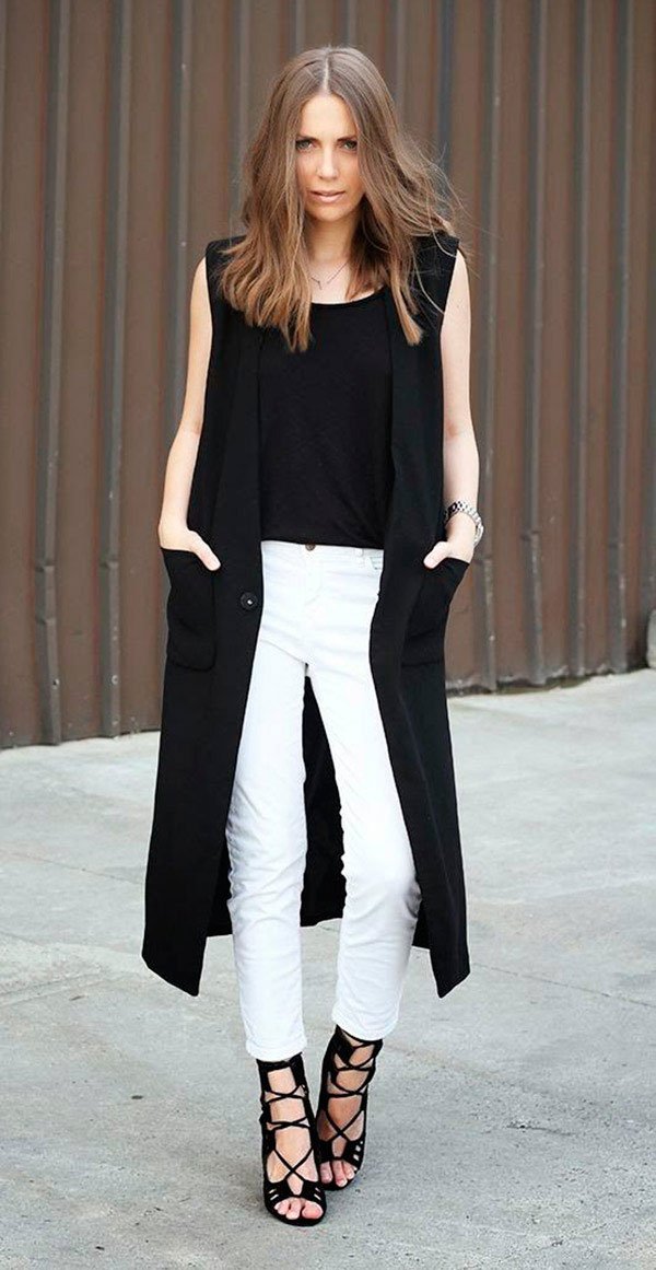 Street style look com colete preto, calça branca