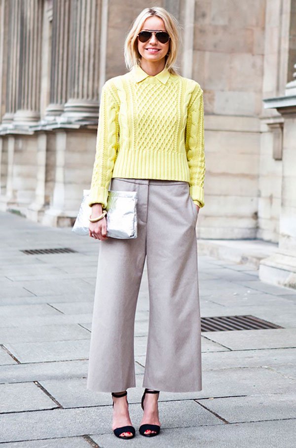 Street style look com suéter amarelo, calça cropped e sandália.
