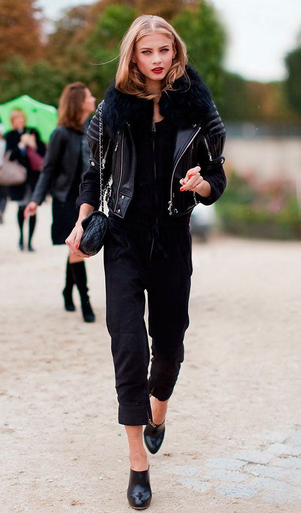 Street style look all black com jaqueta couro, calça e mule.