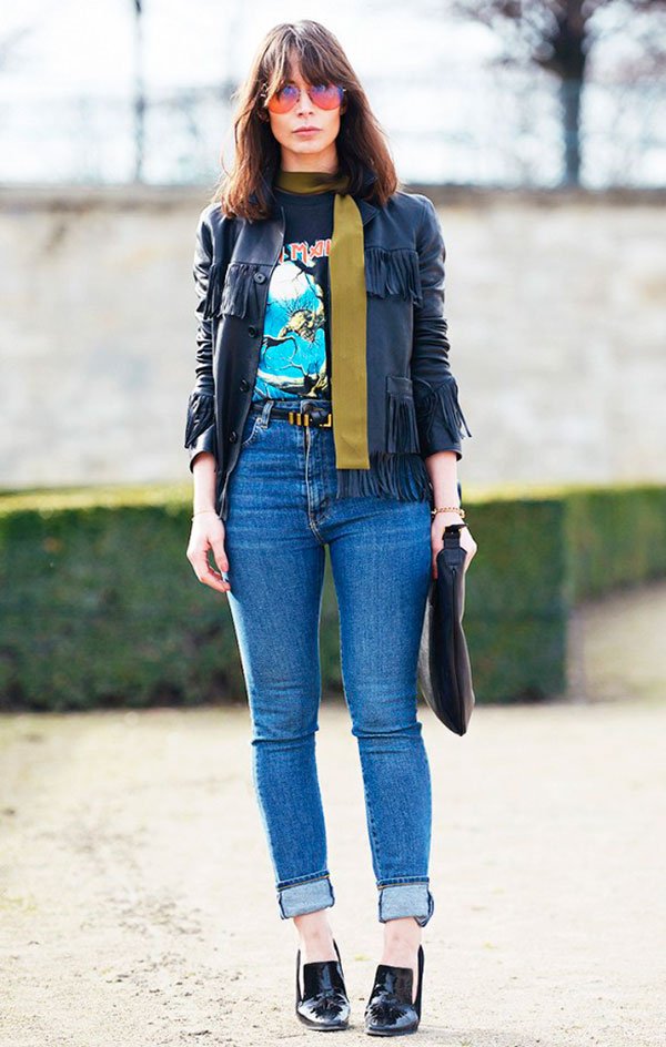 Street style look com jaqueta franjas, calça jeans e sapato verniz.