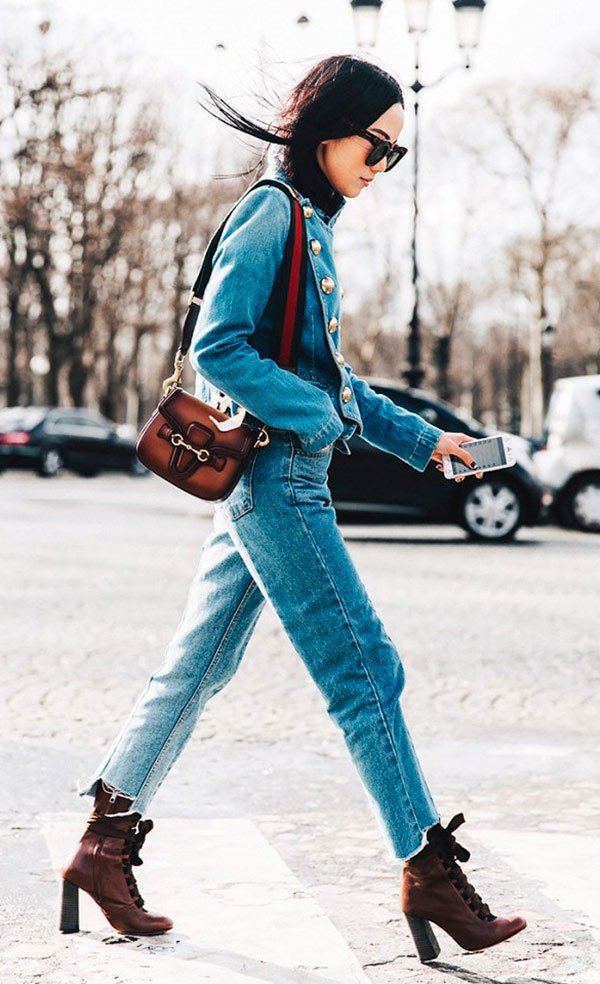 Street style look com jaqueta e calça jeans.