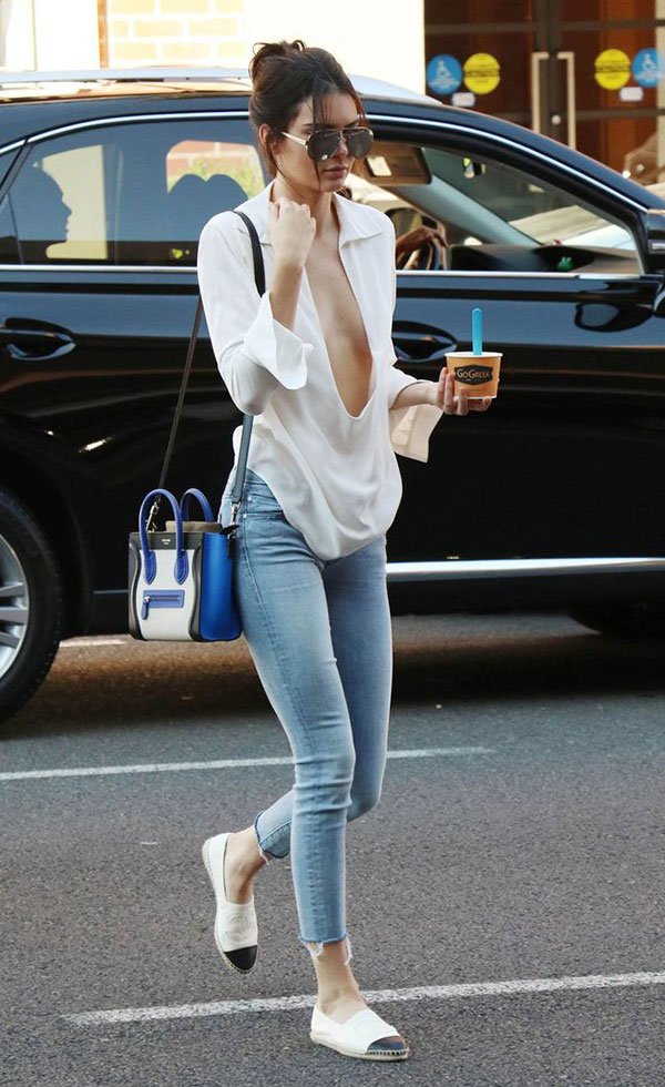 Street style look camisa branca e calça jeans.