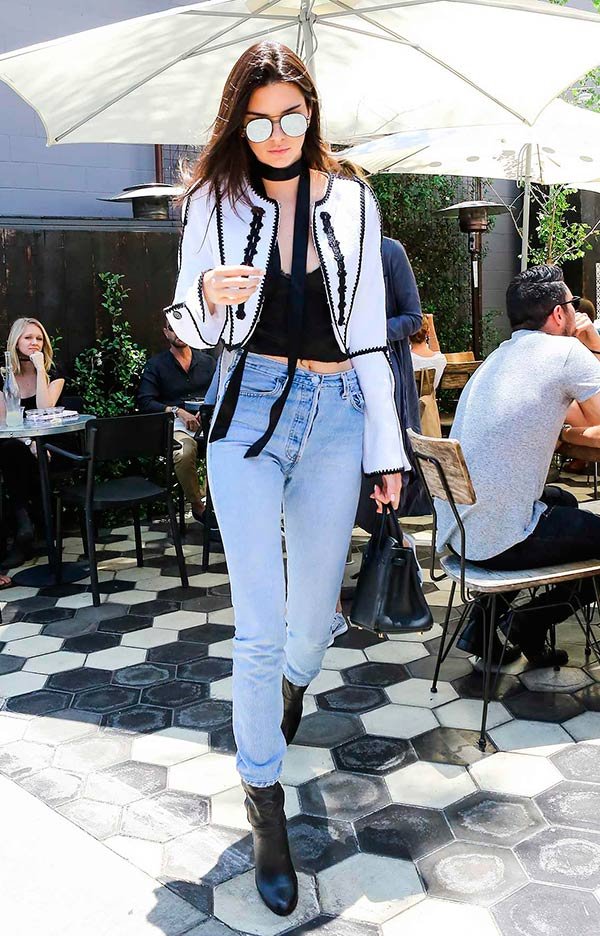 Street style look com calça jeans, casaqueto p&b e jeans.
