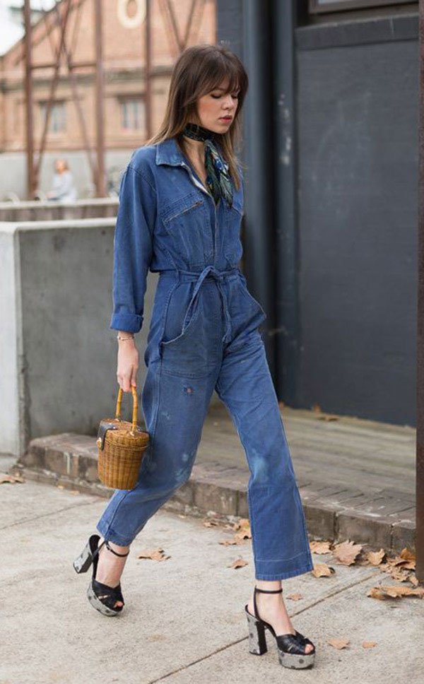 Street style look com macacão jeans