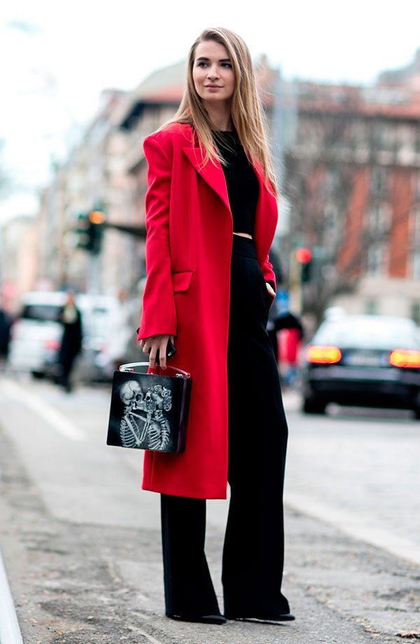 Street style look bicolor com casaco vermelho e roupa preto.